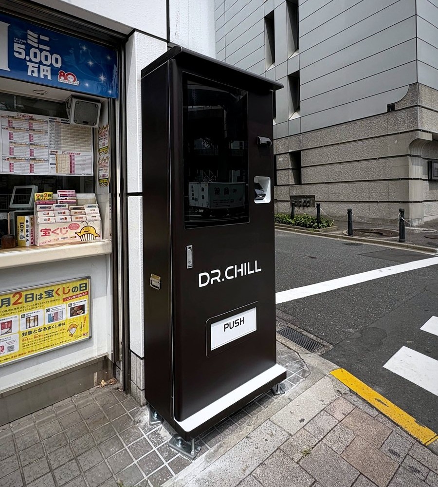 東京・麻布十番交差点前に設置された DR.CHILL VAPE自動販売機