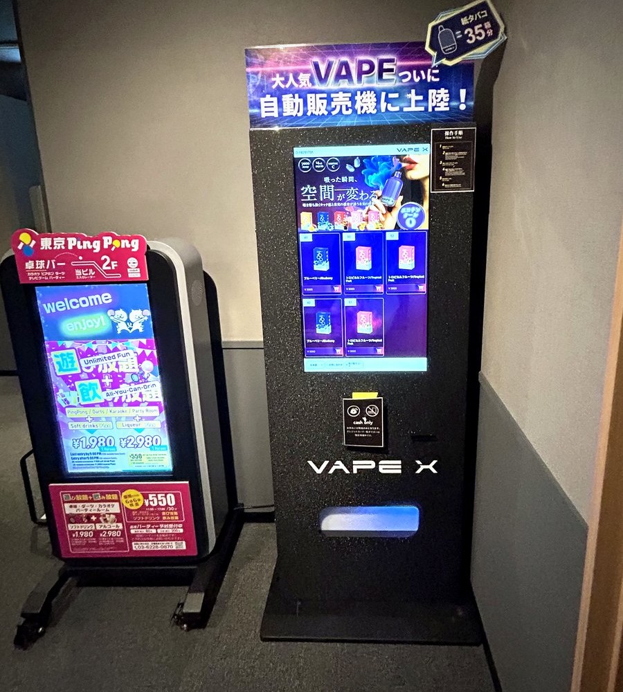 東京・新宿の東京Ping Pong店内に設置された DR.CHILL VAPE自動販売機